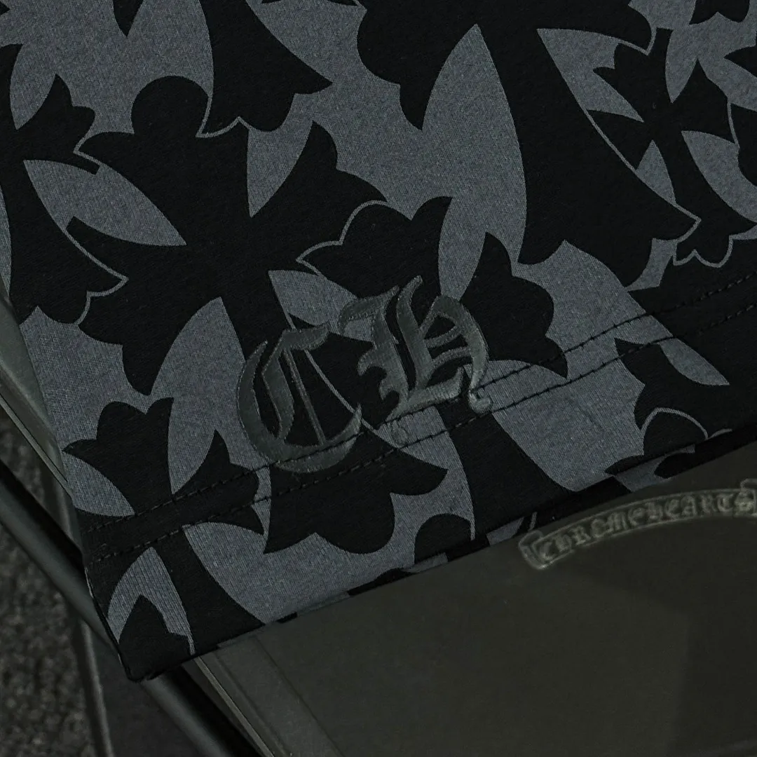 P180 Chrome Hearts 25 high-end versions. The fabric is made of 300 grams of high-density pure cotton. It does not deform or shrink. It has three labels. It is the same style for men and women. Technology: all-over printing + digital printing. Color: white, black. SIZE: S-XL.